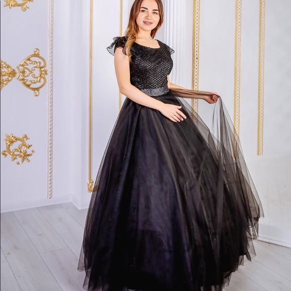 Black ball gown with bell shoulders - Picture 1 of 1
